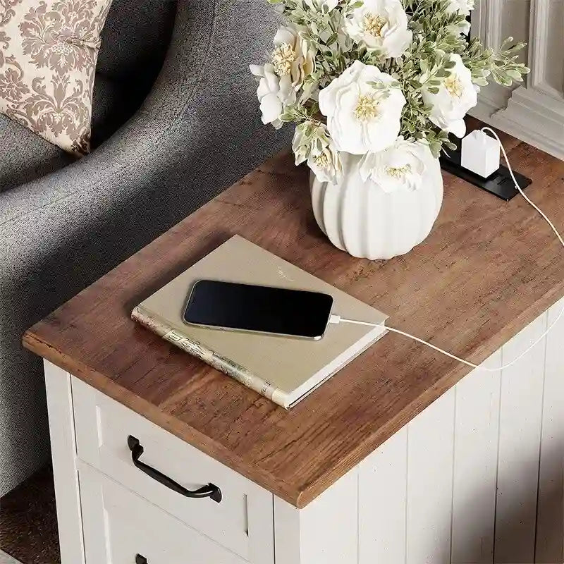 Table de chevet blanche avec station de recharge – 23,6P x 14,96L x 24,4H