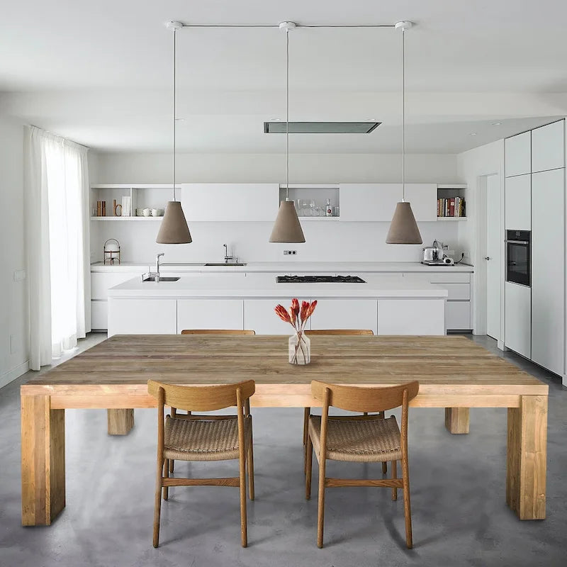 Une table à manger rectangulaire en teck recyclé, mesurant 259 cm.