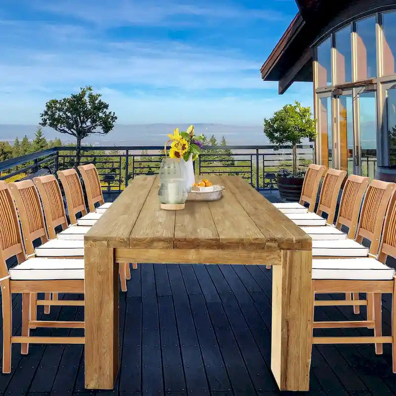 Une table à manger rectangulaire en teck recyclé, mesurant 259 cm.
